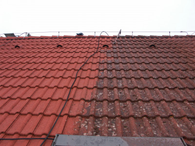 Ukázka průběhu čištění střechy. Výsledek musí být dokonalý.